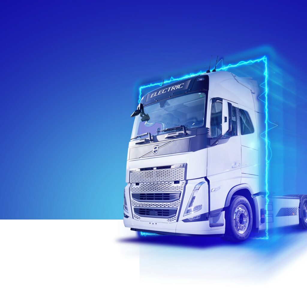 Volvo FH Electric en blanco, rodeado por un marco de rayos azules.