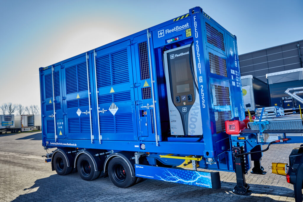 Der Fleetbooster 20 in blau mit Ladesäule.