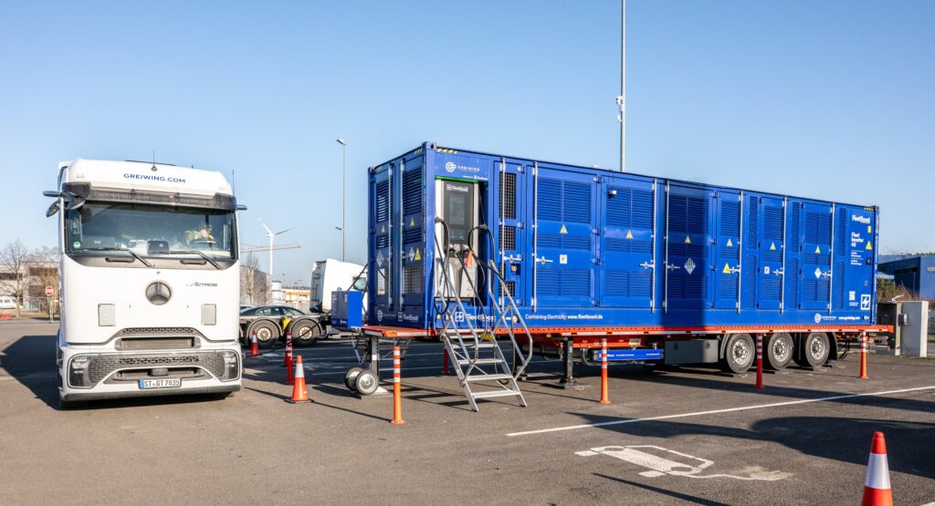 Der Fleetbooster lädt einen eLKW